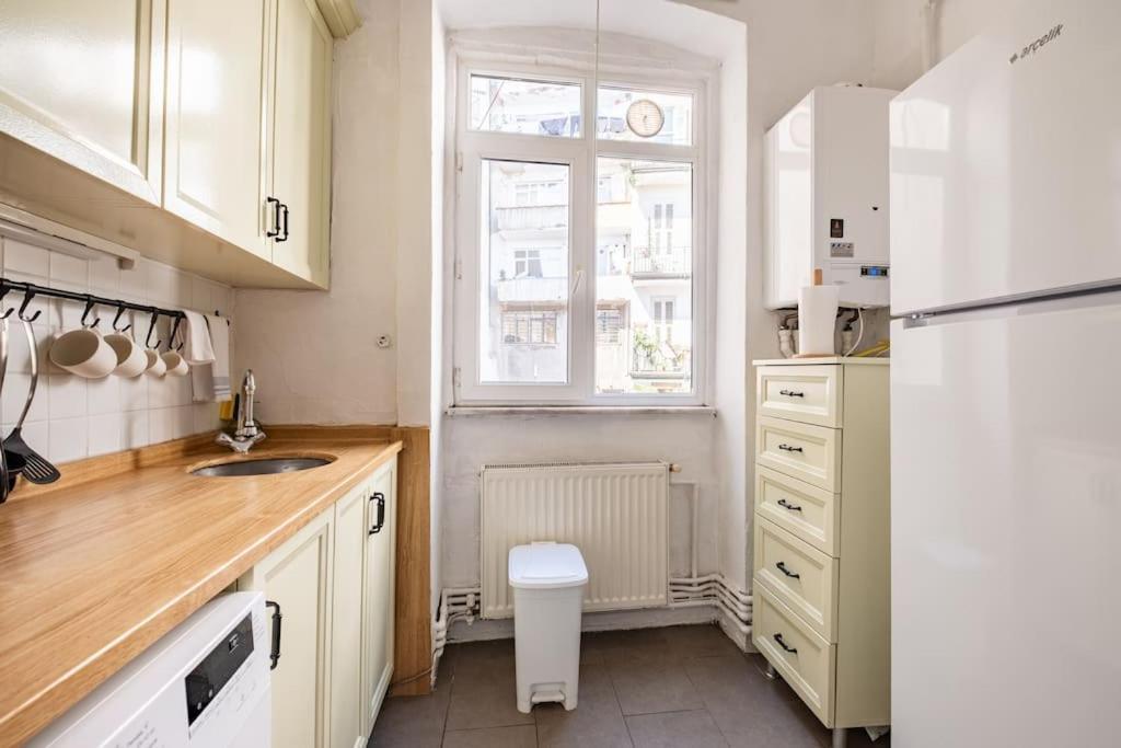 Charming Historical In Galata * Istanboel