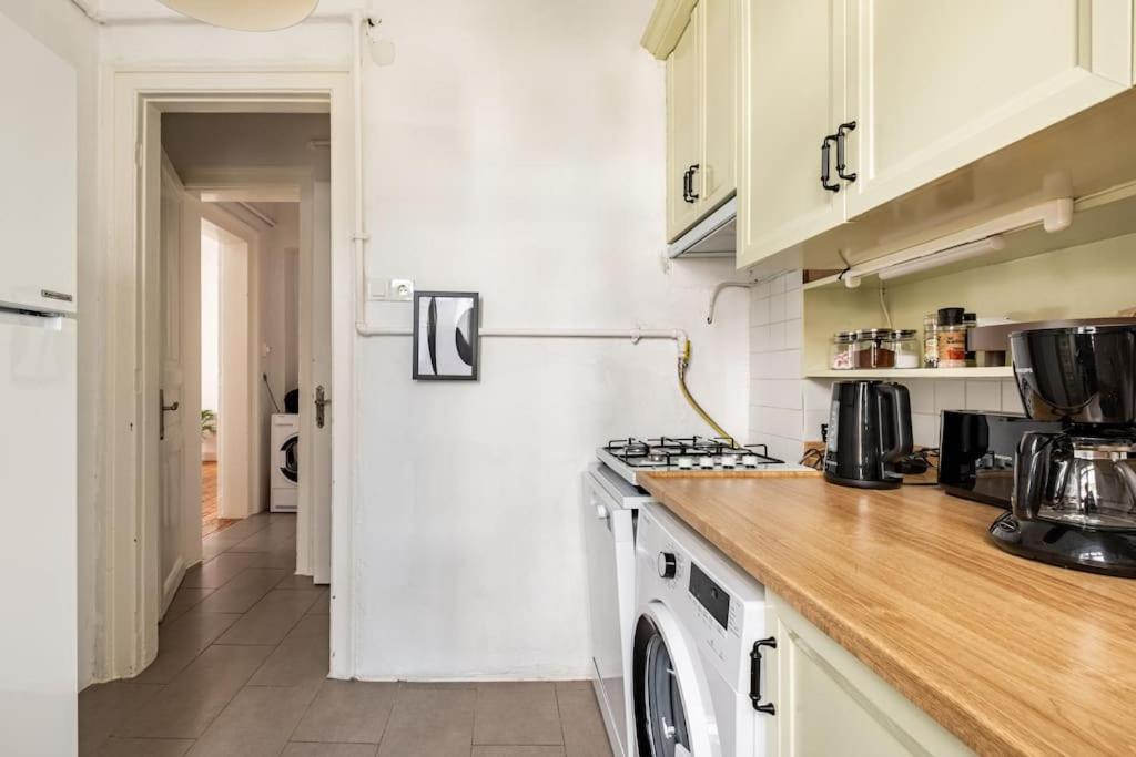 Charming Historical In Galata * Istanboel