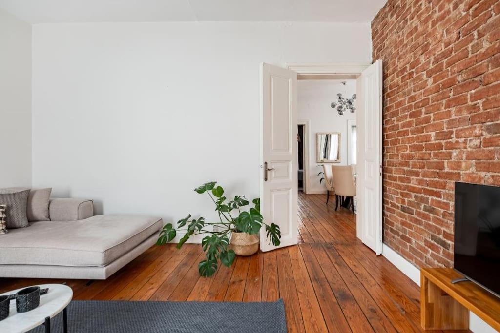 Charming Historical In Galata Istanboel
