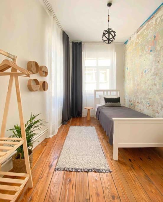 Charming Historical In Galata Istanboel